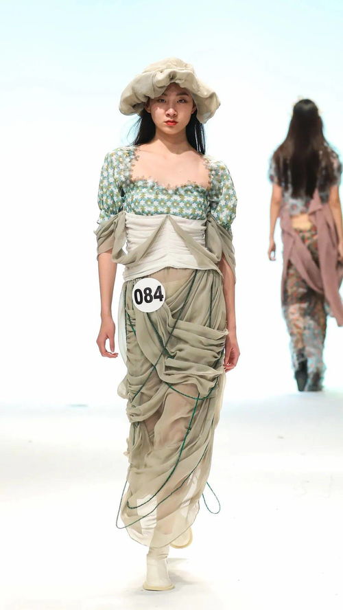 東華大學(xué)2017級(jí)服裝設(shè)計(jì)專業(yè)畢業(yè)秀 一場(chǎng)關(guān)于傳承、思辨與未來的時(shí)尚對(duì)話